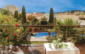 einen Balkon mit einem Tisch und Gartenblick in der Unterkunft Amazing Home In Tossa De Mar in Tossa de Mar