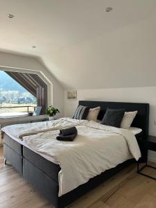 ein Schlafzimmer mit einem großen Bett und einem großen Fenster in der Unterkunft Ferienwohnung Schwinbachblick Menzenschwand in St. Blasien