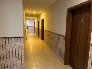 un pasillo en un hospital con un largo pasillo en H-Apartamenty Junior, en Nowa Sól