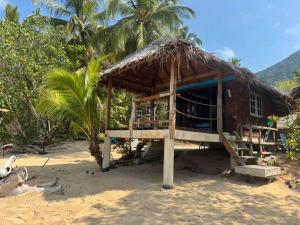 俊島的住宿－Sunset Beach Bungalow Koh Pu，棕榈树海滩上的一个小小屋