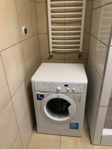 een wasmachine en droger in een kleine kamer bij B&B vis a vis Zamku in Malbork