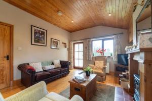 ein Wohnzimmer mit einem Sofa und einem Tisch in der Unterkunft The Lodge at Horton Hall Retreat in Skipton