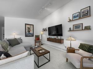 salon z kanapą i telewizorem w obiekcie A304 Lake Cliffe condo w mieście Dillon