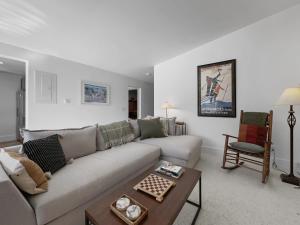 salon z kanapą i stołem w obiekcie A304 Lake Cliffe condo w mieście Dillon