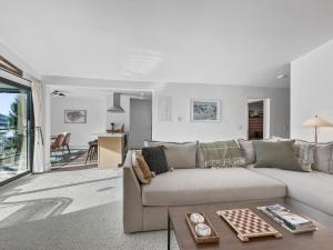 salon z kanapą i stołem w obiekcie A304 Lake Cliffe condo w mieście Dillon