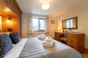 ein Schlafzimmer mit einem Bett mit Handtüchern darauf in der Unterkunft The Lodge at Horton Hall Retreat in Skipton