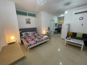 ein Schlafzimmer mit einem Bett und einem Sofa in einem Zimmer in der Unterkunft Private Cozy Furnished Studio no 14 Khalidiya Park Villa Abu Dhabi UAE in Abu Dhabi