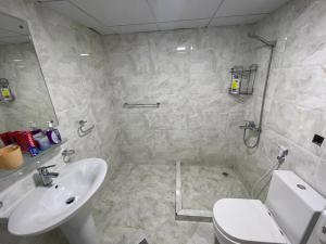 Private Cozy Furnished Studio no 14 Khalidiya Park Villa Abu Dhabi UAE في أبوظبي: حمام مع حوض ومرحاض