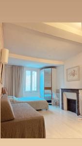 - une chambre d'hôtel avec 2 lits et une cheminée dans l'établissement Chambres Boufflet, à Laon