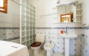 Ein Badezimmer in der Unterkunft 2 Bedroom Nice Home In La Florida