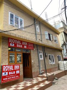 um edifício com uma placa de pousada real em frente em BNB ROYAL INN SHIMLA em Shimla