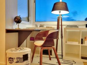 una silla sentada junto a un escritorio con una lámpara en Epic Design: Unforgettable Stay, en Linda-a-Velha