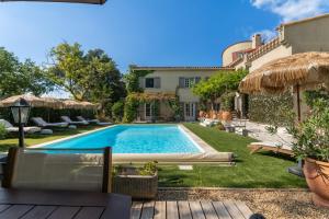 Πισίνα στο ή κοντά στο Provencal bastide with heated pool near Alpilles and Luberon