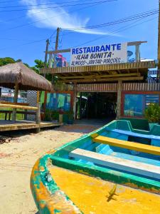 グアルジャにあるRestaurante e Pousada - Ilha Bonitaのサーフボード付きの建物の前にあるスイミングプール