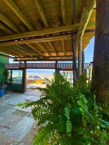 グアルジャにあるRestaurante e Pousada - Ilha Bonitaの木製の天井と植物のあるパティオ