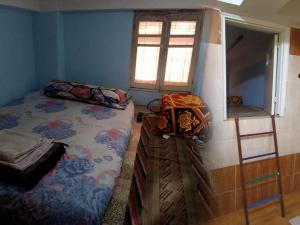 um quarto com um beliche e uma escada em david hostel em Aswan