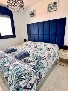 łóżko z dwiema poduszkami w sypialni w obiekcie Apartamento Sea Senses, Punta Prima w mieście Torrevieja