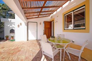 a dining room with a table and chairs at Casa Laranja Canela in Alvor