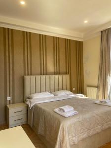Un dormitorio con una cama grande con toallas. en IRISE, en Batumi