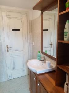 bagno con lavandino e specchio di Rooms Serafin a Motovun (Montona)