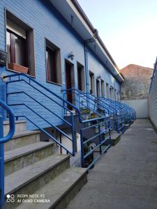 un grupo de escaleras azules junto a un edificio en Apartamentos Astilleros, en Candás