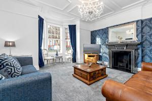 スランディドノにあるSt Vincent Houseのソファと暖炉のあるリビングルーム