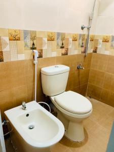une salle de bain avec toilettes et lavabo dans l'établissement Lemon Stay, à Negombo