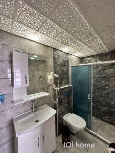 La salle de bains est pourvue d'un lavabo et de toilettes. dans l'établissement joi home, à Istanbul