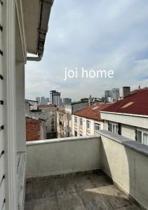 una vista desde un balcón con las palabras hogar en joi home en Estambul