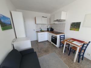 Kuchyň nebo kuchyňský kout v ubytování 1-Zimmer-Wohnung-EG Fewo 2 Rupertsberg