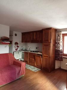 a kitchen with wooden cabinets and a couch in a room at Casa Pascal in La Salle