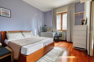 una camera con letto e parete blu di Ample Apartment with private parking a Milano
