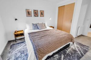 a bedroom with a large bed in a room at Sleek City Living with Bicocca Stays in Aberdeen