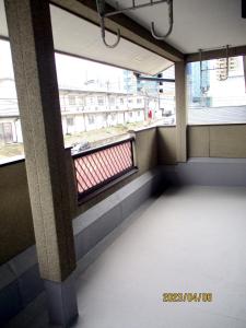 Habitación vacía con ventana en un edificio en Private inn “Come! Akae House” - Vacation STAY 61227v, en Toyama