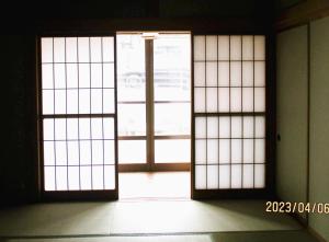 富山的住宿－Private inn “Come! Akae House” - Vacation STAY 61227v，窗户房间里一扇敞开的门