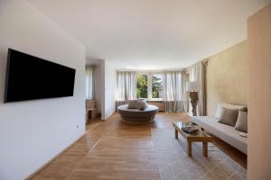 Μια τηλεόραση ή/και κέντρο ψυχαγωγίας στο Alpimena Natur-Apartments Meran