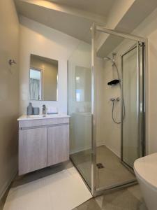 MARTIN Nicosia City Suites في نيقوسيا: حمام مع دش ومغسلة