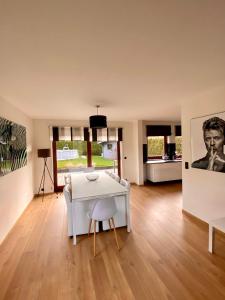 TV a/nebo společenská místnost v ubytování La Cardamine