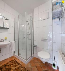y baño con ducha, aseo y lavamanos. en Ferienpark Seedorf Haus Granitz - Ferienwohnung 2, en Sellin