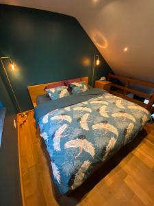 Uma cama ou camas num quarto em La Cardamine