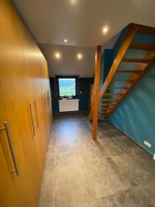 een hal met een trap in een huis bij La Cardamine in Marche-en-Famenne