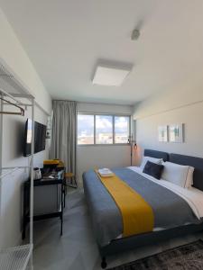 Un dormitorio con una cama grande y una ventana en MARTIN Nicosia City Suites en Nicosia