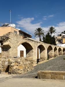 uma ponte de pedra com um edifício em cima dela em MARTIN Nicosia City Suites em Nicósia
