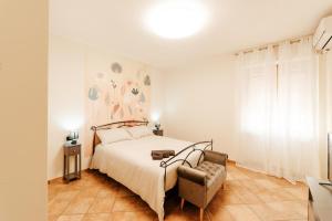 1 dormitorio con 1 cama y 1 silla en CR32 TOURIST ACCOMODATION, en Civitavecchia