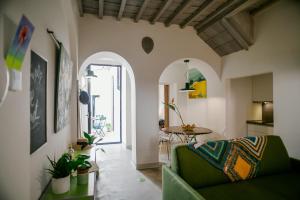a living room with a green couch and a table at Casa S a f e r in Florence