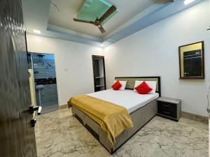 a bedroom with a bed with red pillows at Hotel Nalanda Inn Bihar in Nalanda