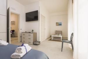 a bedroom with a bed and a tv on the wall at BarbyB B&B in Salerno