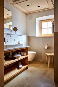 een badkamer met een bad, een wastafel en een toilet bij Ferienwohnungen Bergbleamal in Rottach-Egern