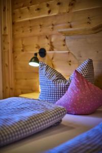 een slaapkamer met 2 kussens op een bed met een lamp bij Ferienwohnungen Bergbleamal in Rottach-Egern