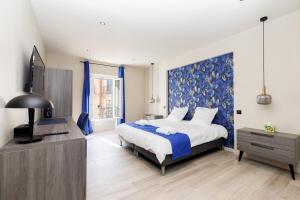 um quarto com uma cama e uma televisão em Somptueux 4 pièces Foch - Centre Cannes et proche Palais des Festivals em Cannes